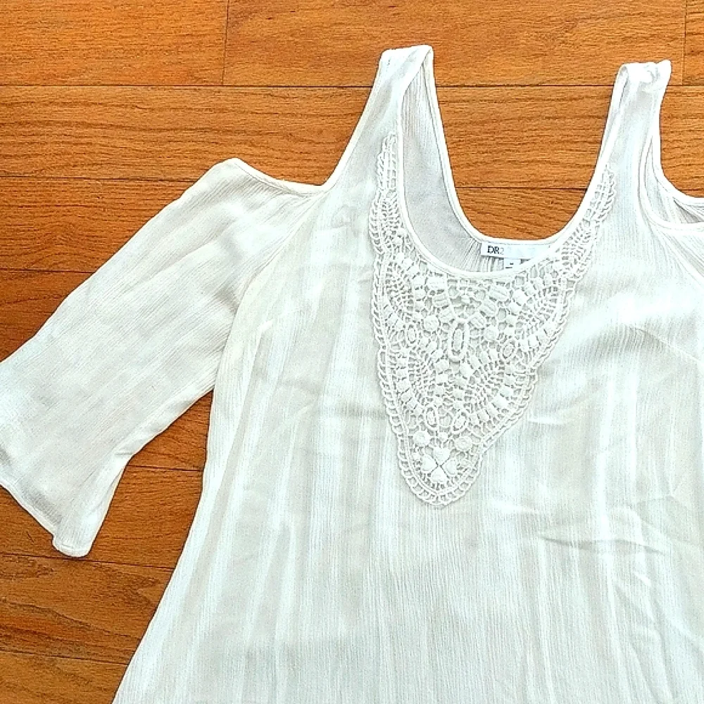 DR2 white lacy cold shoulder 3/4 sleeve top